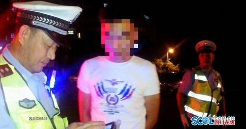 男子吃瓜被警察询问,一场意外的街头风波
