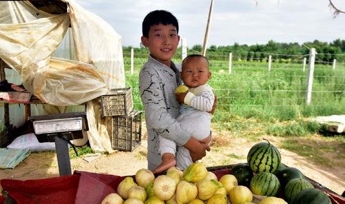 广西农村小妹吃瓜,广西农村小妹的夏日吃瓜日记