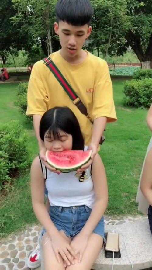 男朋友吃瓜和闺蜜吃瓜的区别,男友与闺蜜吃瓜大揭秘