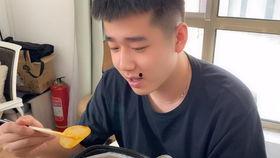 猛男在线吃瓜图片